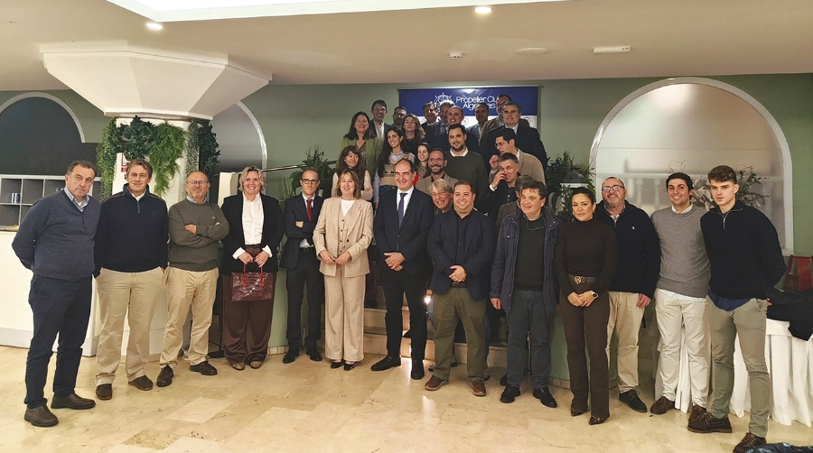 Socios del Propeller Club de Algeciras con los ponentes del coloquio.