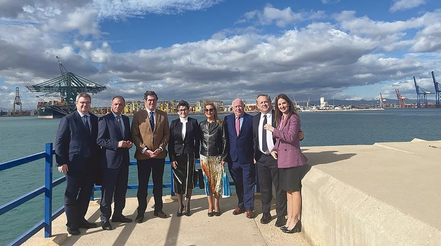 Los representantes empresariales han visitado el Puerto de Valencia acompañados por Mar Chao.