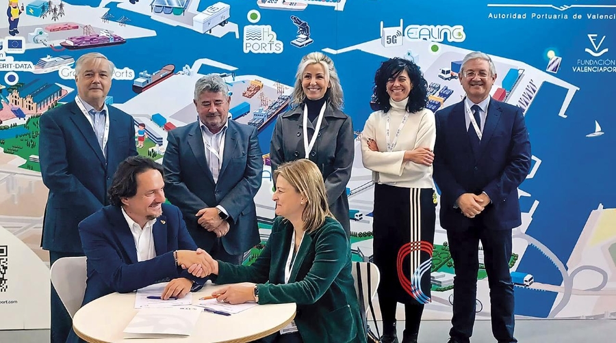 En primer plano, Antonio Torregrosa, director general de la Fundación Valenciaport; y Marta García, directora general de ITE; tras la firmad el acuerdo. Detrás, de izquierda a derecha: Federico Torres, jefe de Transición Ecológica de la APV; Alfredo Quijano, vicepresidente de ITE; María Moreno, responsable de Innovación Internacional de ITE; Anabel Soria, responsable de Desarrollo de Negocio de ITE y José Luis Muñoz, consultor Senior de ITE.