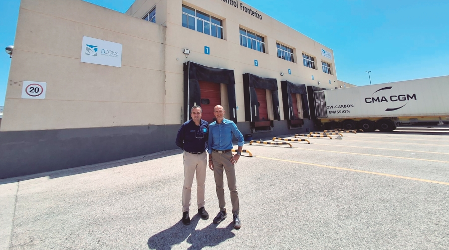 Ángel Ramón Moya, director de la delegación de Docks en el PCF de Valencia y Sagunto, junto a Manuel Eslava, director general de Docks Logistics Spain.
