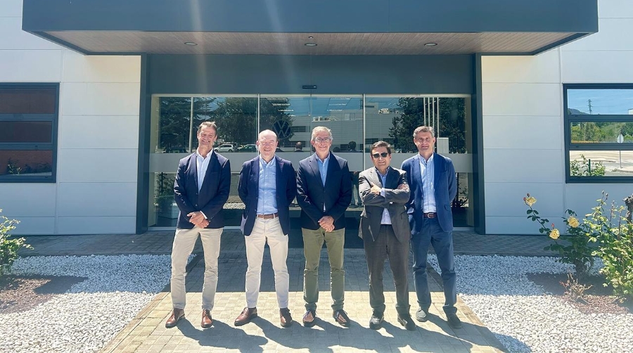 Patricio Arrarte, responsable de Tráfico RoRo del Puerto de Santander; Pablo Mendivil, gerente de programación y control de producción/distribución de Volkswagen Navarra; César Díaz, presidente de la APS; Santiago Díaz, director de la APS y Marcelino Tricio, coordinador de la terminal de automóviles del Puerto de Santander durante la visita a la fábrica.