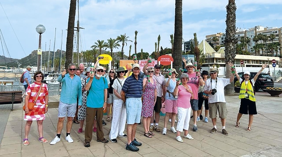 Miles de cruceristas han sido obsequiados en los últimos días con frutas murcianas.
