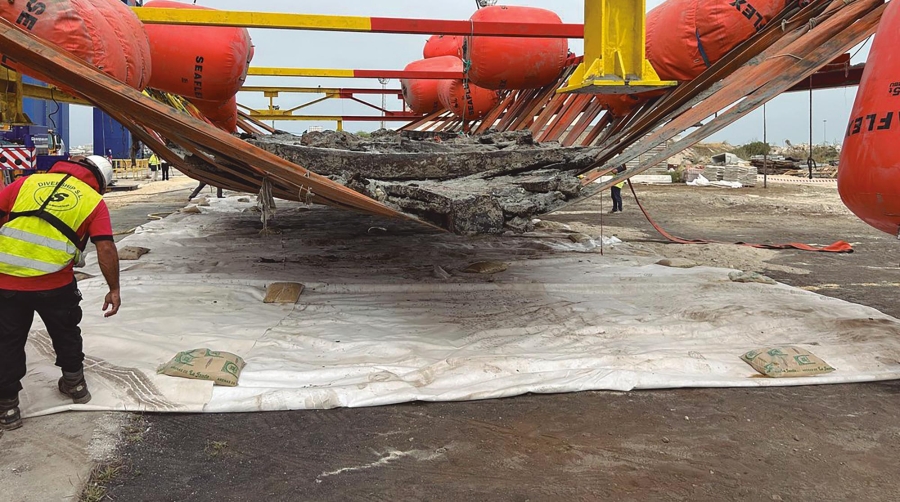 A partir de ahora, estando ya el pecio dentro de la carpa, la madera se mantendrá húmeda mediante instalaciones adecuadas y los arqueólogos del Centro de Arqueología Subacuática procederán al desmontaje de las maderas.
