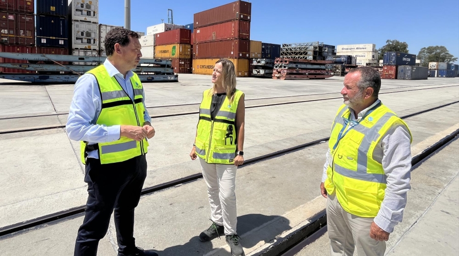 Alberto Santana, presidente del Puerto de Huelva; Guadalupe Díaz, jefa del Departamento de Proyectos y Obras, y Vicente González, responsable de Infraestructuras.