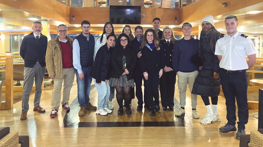 Jorge Sánchez-Tarazaga, uno de los directores del máster en Derecho Marítimo y Gestión Portuaria de la Universidad Europea de Valencia, junto a los alumnos del programa de la pasada edición.