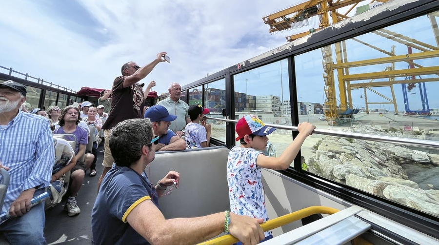 Más de 800 personas han participado en los recorridos en autobús turístico por el recinto valenciano.