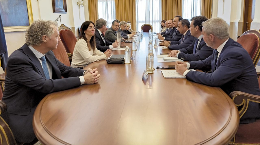 Las siete autoridades portuarias situadas en Andalucía han mantenido hoy una reunión con el consejero de Presidencia.