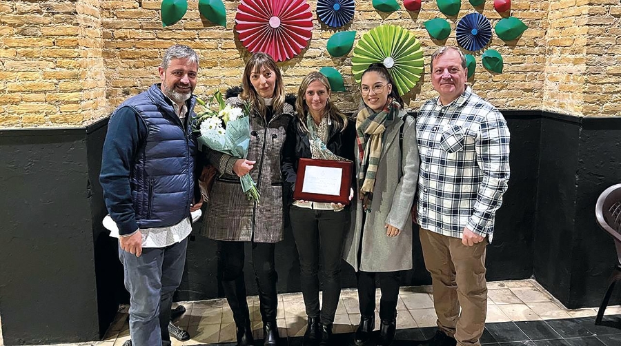 Representantes del proyecto “Las Cocinas Solidarias” con el premio Ilustres.