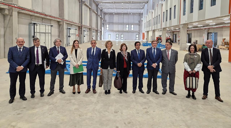 Las autoridades españolas y portuguesas durante la visita al Centro de Innovación del Puerto de Sevilla.
