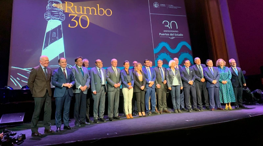 Foto de familia de los presidentes de las autoridades portuarias con Álvaro Rodríguez Dapena en cabeza, con la ministra de Transportes, Raquel Sánchez, y la secretaria de Estado de Transportes, Isabel Pardo de Vera. Foto P.P