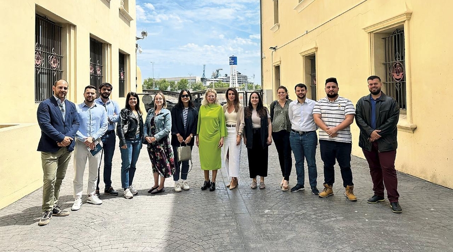 Paloma Sánchez-Tarazaga y Raquel Ruiz expusieron la realidad del Puerto de Valencia apoyándose en cifras, entre las que destacaron el movimiento de contenedores y el crecimiento del tráfico portuario en su conjunto.