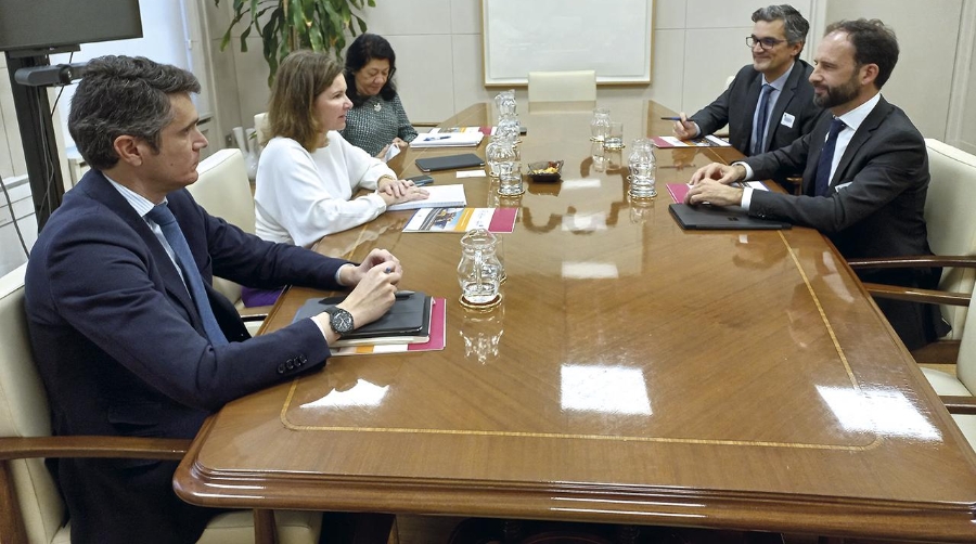 Al encuentro asistieron el Presidente del Clúster y el gerente y fueron recibidos por la Secretaria General de Transportes y Movilidad y el Director General de Transporte Terrestre.