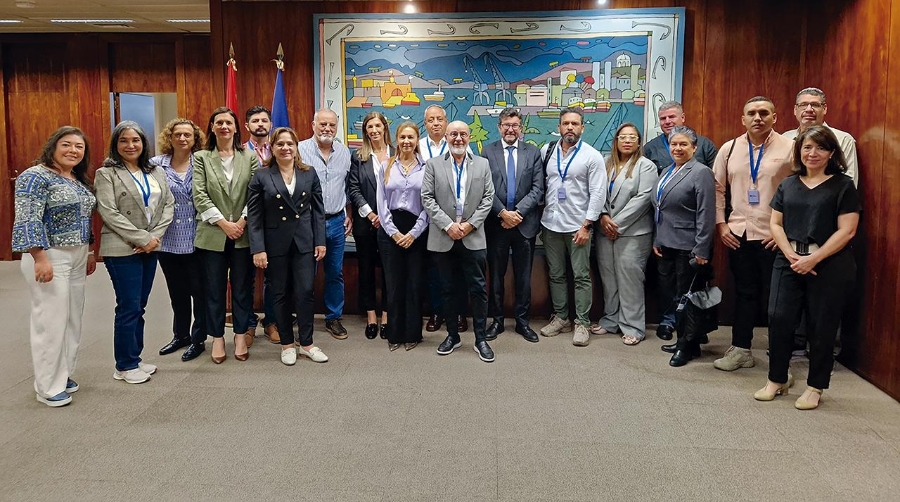 Representantes de Puertos del Estado y la Misión de Líderes Portuarios Latinoamericanos durante su encuentro de ayer.