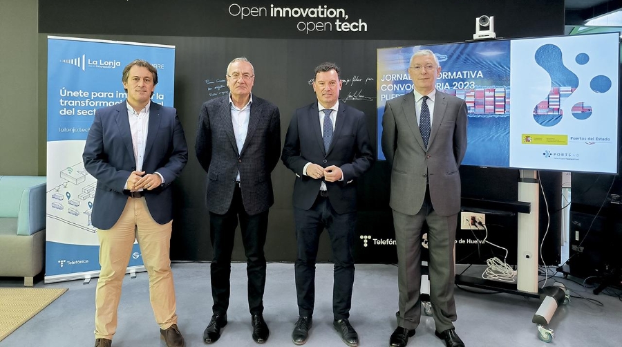 Óscar Pernía, fundador y director técnico de NextPort; José Llorca, jefe del Área de Innovación de Puertos del Estado y responsable del Fondo Capital Puertos 4.0, el presidente del Puerto de Huelva, Alberto Santana, y el director del Puerto de Huelva, Ignacio Álvarez-Ossorio.