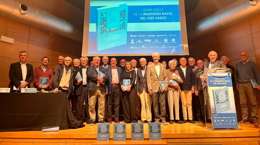 La presentación del libro contó con la presencia de su autor, José Luis Grijalvo (en el atril y de una representación de los 33 ingenieros navales protagonistas de sus páginas y familiares.