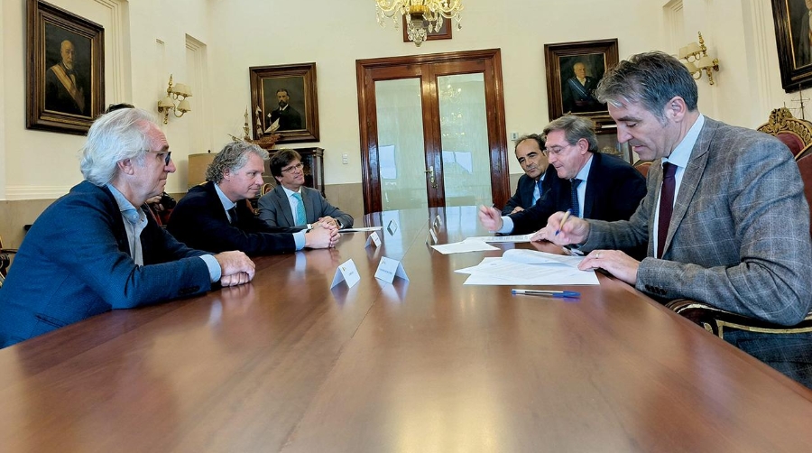 La firma del documento ha tenido lugar esta mañana, en la sede del Puerto de Sevilla, entre el presidente de la Autoridad Portuaria, Rafael Carmona Ruiz, y el Decano de la Demarcación de Andalucía, Ceuta y Melilla del CICCP, Juan Manuel Medina Torres. En el acto han estado presentes el presidente del CICCP a nivel nacional, Miguel Ángel Carrillo Suárez; el secretario general de la demarcación de Andalucía, Ceuta y Melilla del CICCP, José Luis Sanjuán Bianchi; el representante provincial del CICCP en Sevilla, Pietro Tucci; y el director de la Autoridad Portuaria de Sevilla, Ángel Pulido Hernández.