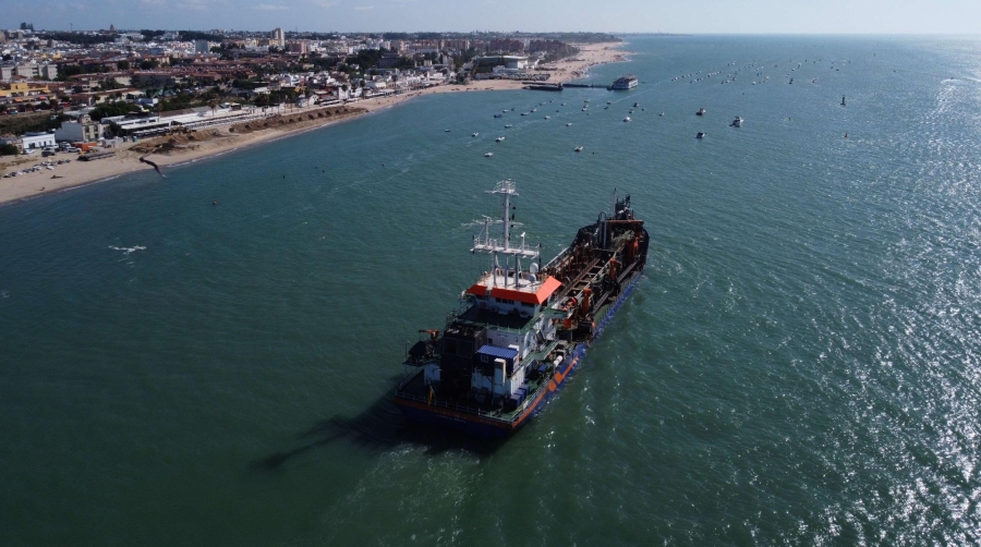 La draga finalizará en el ámbito de la esclusa ‘Puerta del Mar’, en septiembre.