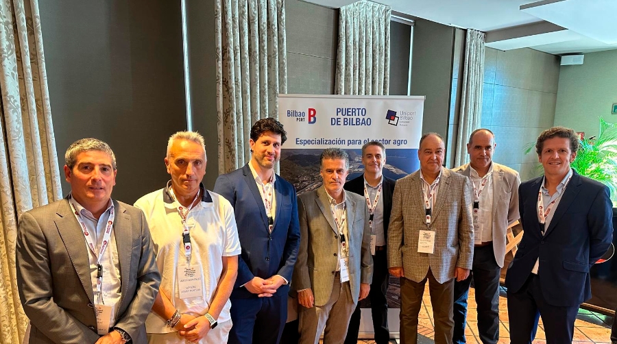 Representantes de Uniport y las empresas asociadas Bunge Ibérica, Servicios Logísticos Portuarios-SLP y Depósitos Portuarios (Deposa) en la Bolsa Internacional de Cereales del Duero este jueves en la Valladolid.