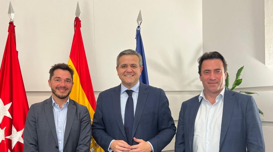 El CEO de TGE, Alfonso Cordero; el consejero de Vivienda, Transportes e Infraestructuras de la Comunidad de Madrid, Jorge Rodrigo; y el director general de Transcoma Line Division, Ernest Bernet.