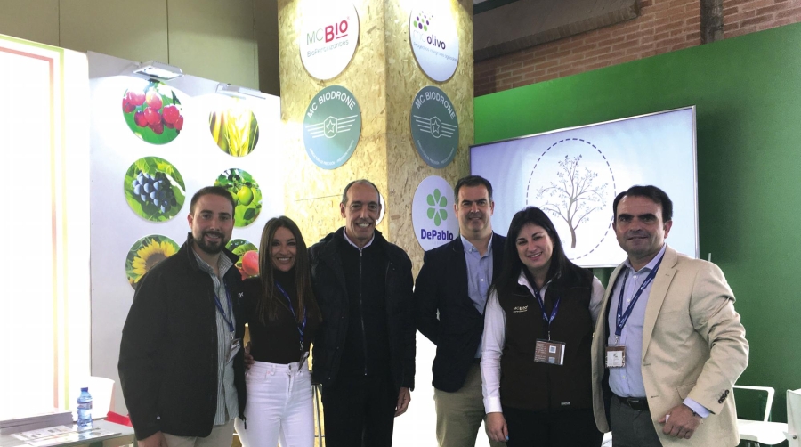 Joxan Madinabeitia, del Puerto de Baiona (tercero izq.) , con el equipo de MC BIO.