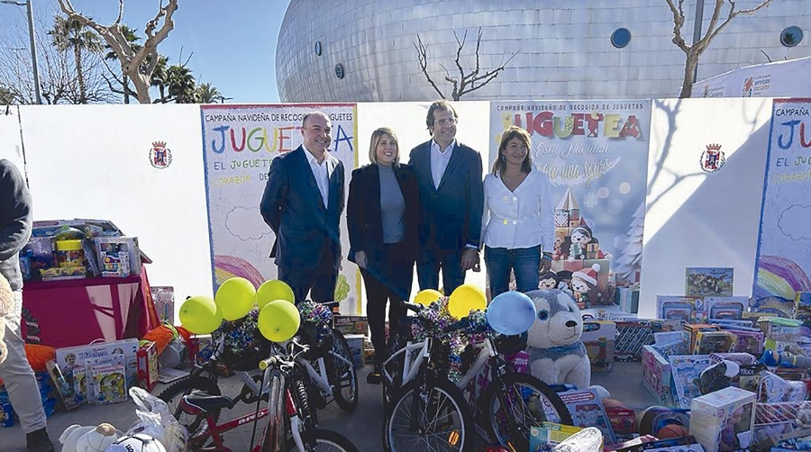 Los juguetes se han entregado este viernes en el Palacio de Juguetes.