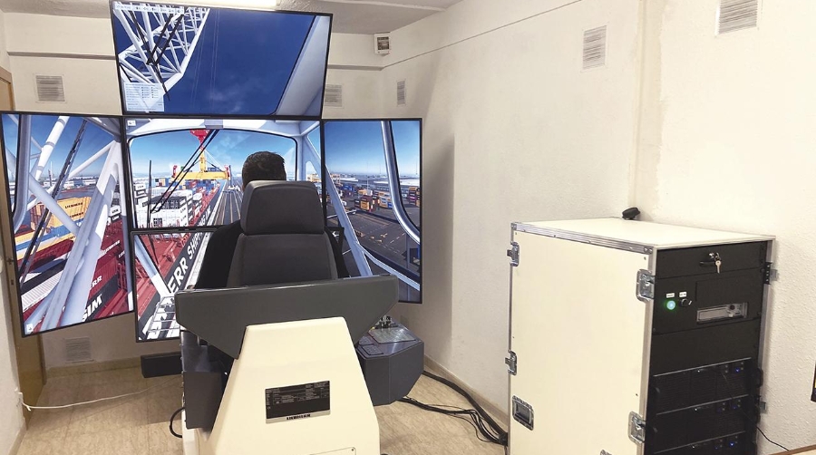 El simulador está basado en el modelo de grúa móvil portuaria Liebherr LHM 550.