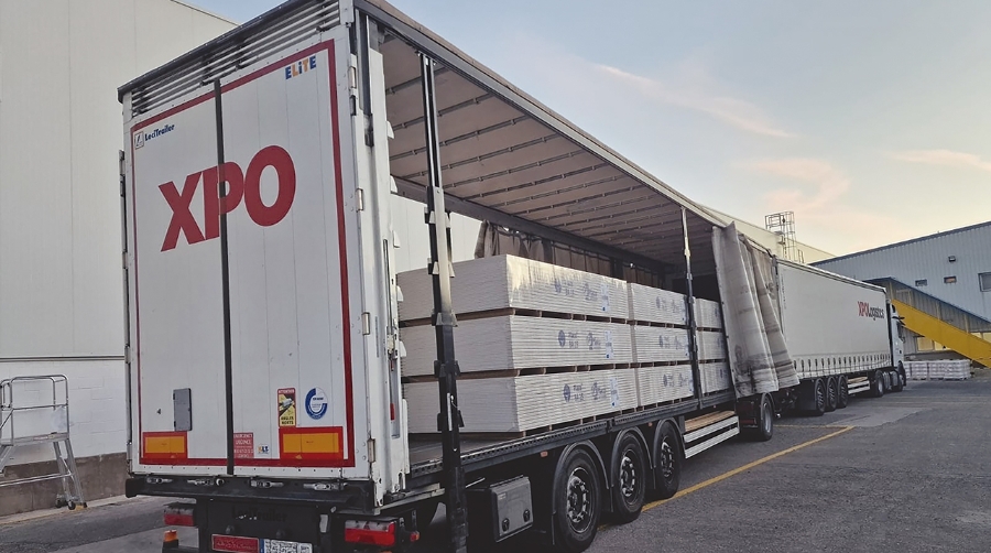 La nueva línea, ya en marcha, realiza trayectos diarios desde la planta de Saint-Gobain Placo en Zaragoza hacia varios destinos estratégicos en Catalunya.