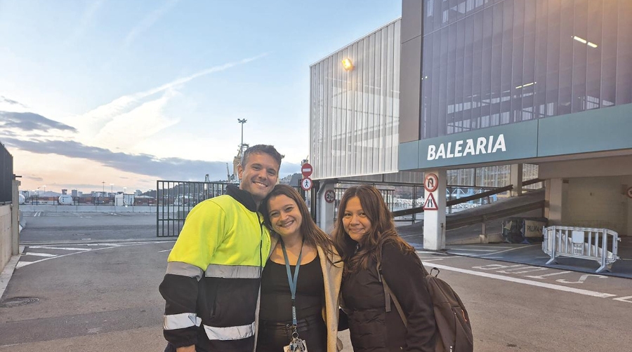 aura Romera España, Arnau Hernández Núñez y Roxana Elizabeth Loayza Otiniano son los delegados de Coordinadora OTEP en la terminal de Balearia Barcelona.