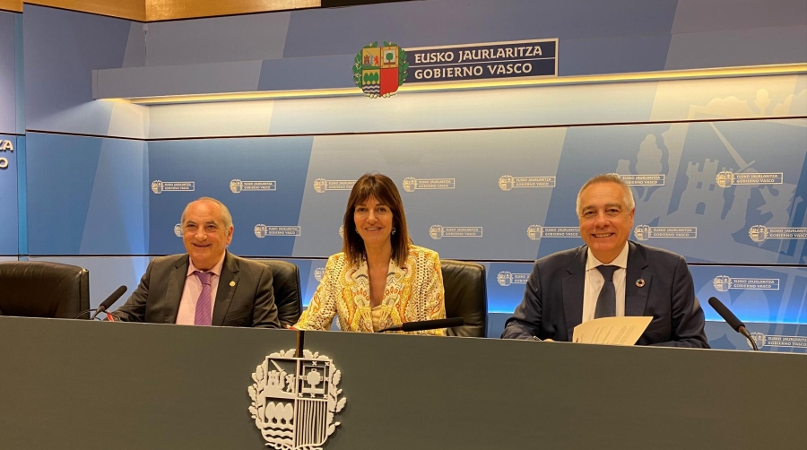 De izquierda a derecha: Iñaki Arriola, consejero de Planificación Territorial, Vivienda y Transporte; Idoia Mendia, vicelehendakari y consejera de Trabajo y Empleo; y Pere Navarro, delegado especial del Estado en el CZFB y presidente del SIL.
