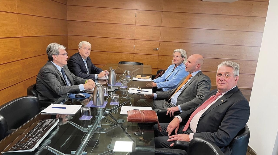 De izquierda a derecha: Aurelio Martínez, presidente de la APV; Federico Torres, jefe de Transición Ecológica de la APV; Clara van Willigen, directora del departamento Económico de la Embajada de los Países Bajos; Roel Nieuwenhuis, embajador de los Países Bajos en España; y Eric Nolte, cónsul de los Países Bajos en Valencia.