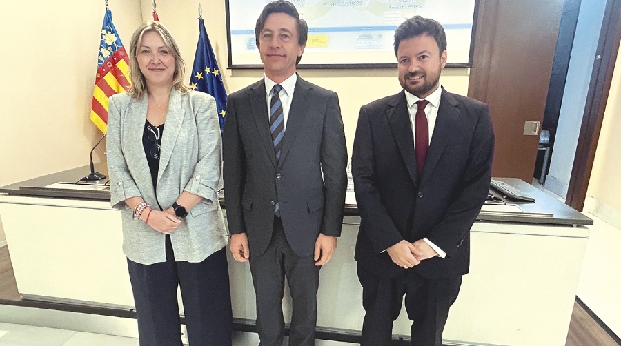 Cristina Rodríguez, jefa de Contenedores de la APV; Ramón García, director general del CEL y Marc García, director general de Costas, Puertos y Aeropuertos de la Generalitat Valenciana. Foto J.C.P.
