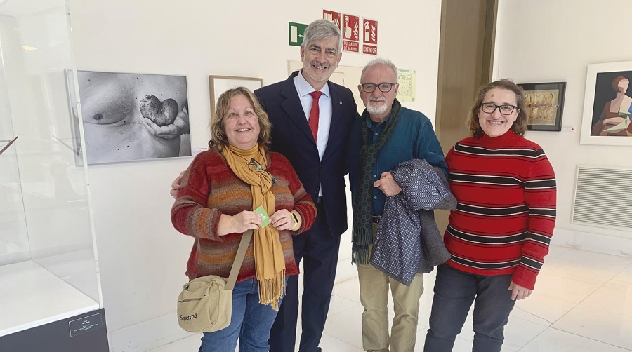 Francisco Prado, presidente de Aportem-Puerto Solidario Valencia y Luciano González, secretario de Arte-son, flanqueados por dos de las organizadoras de la muestra.