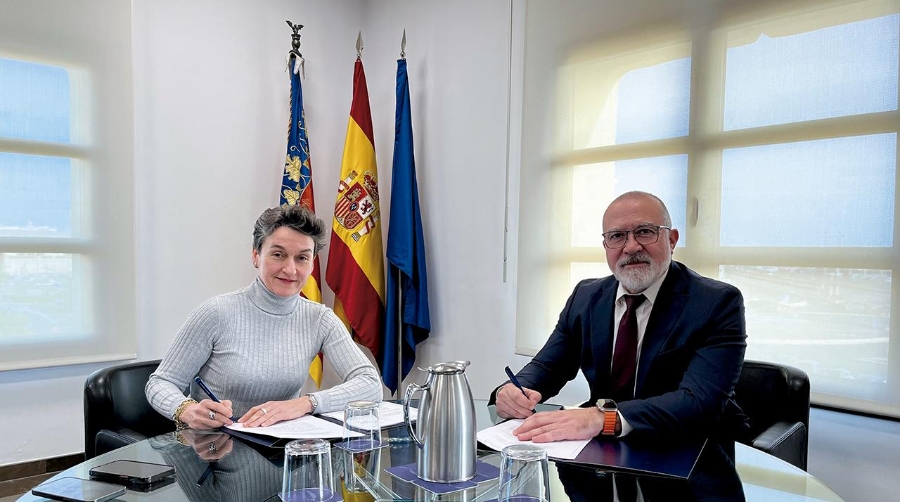 Mar Chao, presidenta de la Autoridad Portuaria de Valencia y Antonio Crespo, director de Valencia Terminal Europa, han firmado el documento.
