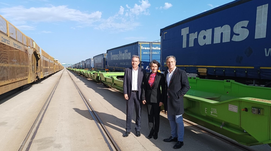 Juan Carlos Arocas, managing director Iberia de Trans Italia; Mar Chao, presidenta de la Autoridad Portuaria de Valencia; y Jesús Calvo, CEO de Tramesa, han presenciado hoy la primera operativa de la autopista ferroviaria tras las labores de reconstrucción de las vías.