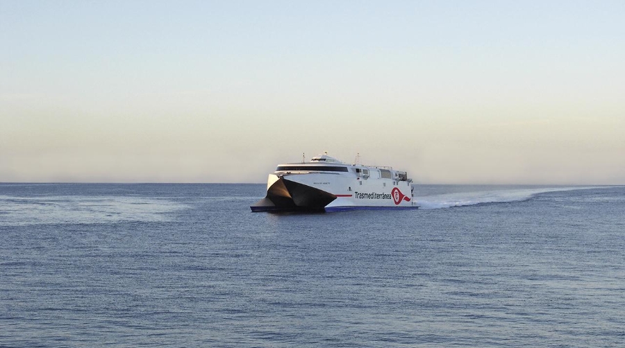 Armas Trasmediterránea inicia el enlace de alta velocidad Playa Blanca-Puerto del Rosario