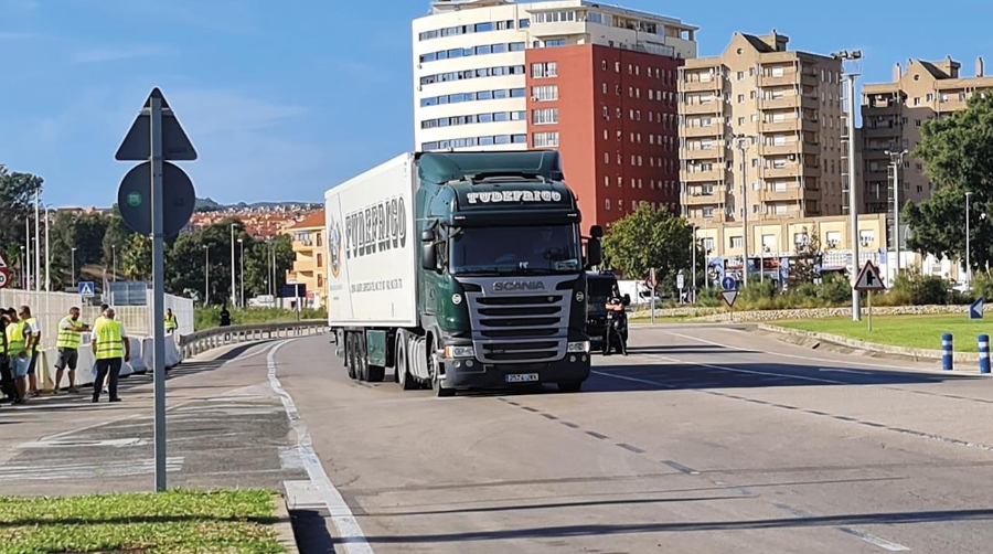 La labor de los piquetes se ha limitado a informar a los transportistas de los motivos del paro.