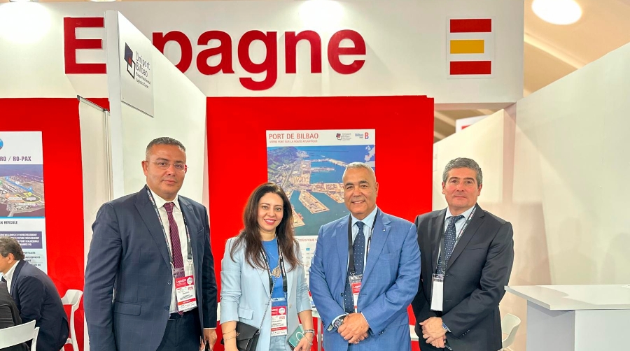 Los representantes de UniportBilbao, F. Jaber Bringas (presidente, segundo derecha), y Roberto Bartolomé, con miembros de una delegación marroquí (izquierda).