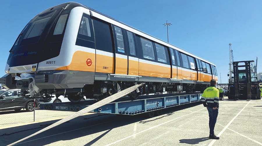 Un momento de la compleja operativa realizada en el Port de Tarragona.