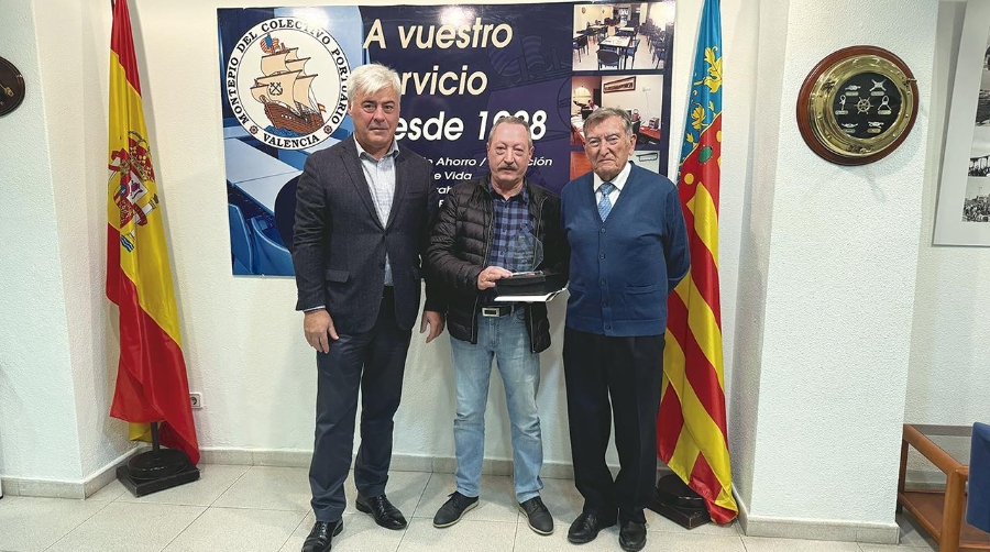 El primer clasificado, José Luis Adelantado, flanqueado por Lorenzo Tejedor y Francisco Roca Monzó.