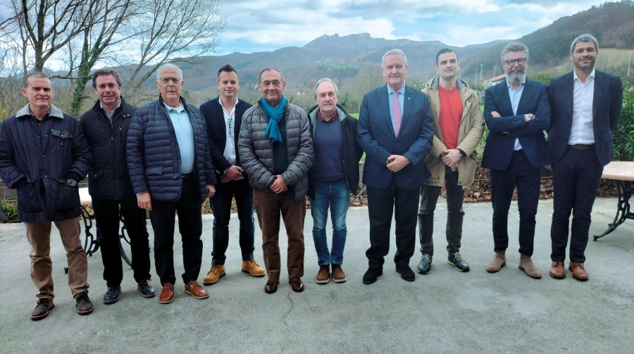 Víctor Martín (cuarto por la derecha), con la Junta Directiva de ATEIA Euskadi.