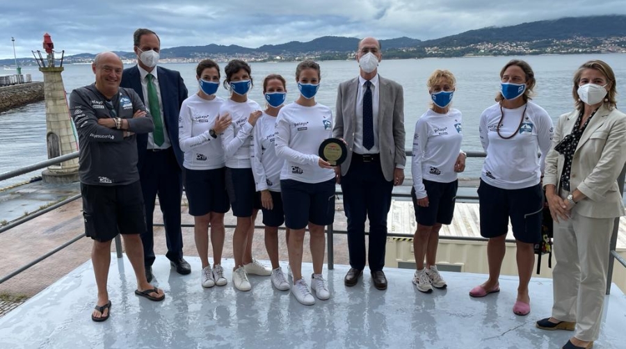V&aacute;zquez Almui&ntilde;a, presidente de la AP de Vigo, ha entregado una metopa al equipo del 66 Norte 2021 durante el acto de bienvenida.