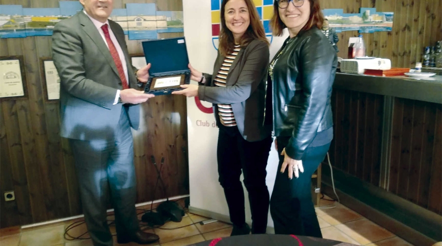 Merc&egrave; Conesa, presidenta del Puerto de Barcelona, junto a Jaume Altisent y Lydia D&iacute;az, presidente y miembro de la junta directiva del club, respectivamente.