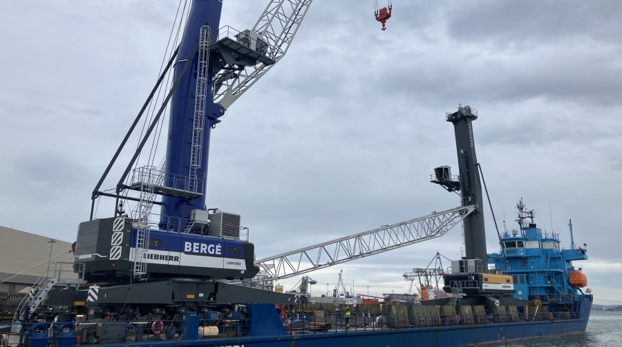 Se trata del modelo LHM 550, que tiene 54 metros de alcance, una capacidad máxima de carga de 144 toneladas y registra un 26% menos de consumo de combustible.