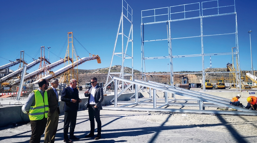Acompa&ntilde;ado por Juan Manuel Reyes, director de la APA, y Fernando Rivas, de Construcciones Glesa, Jes&uacute;s Caicedo, presidente de la APA, ha visto las obras de las pantallas.
