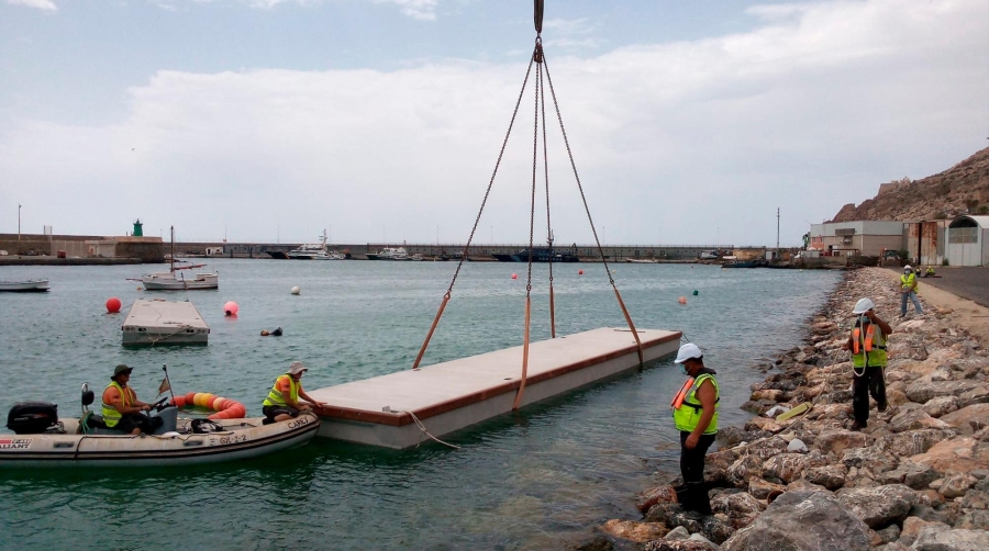 La APA adjudica a Dylan Marinas dos nuevos pantalanes flotantes para el Puerto Pesquero de Almería.