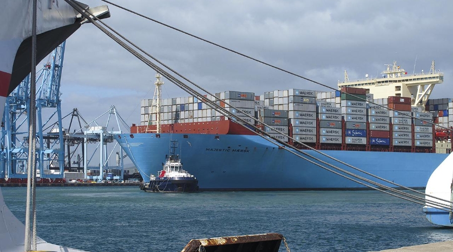 El “Majestic Maersk” ha llegado al recinto andaluz y el “MSC Isabella” al enclave valenciano.