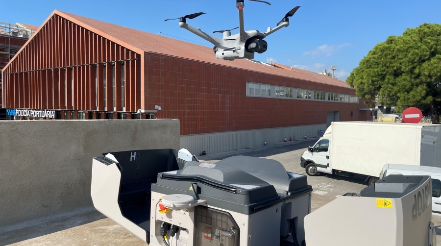 El sistema implementado por Port de Barcelona, conocido como Drone-in-a-box, permite tener un dron siempre disponible y operativo de manera casi inmediata.