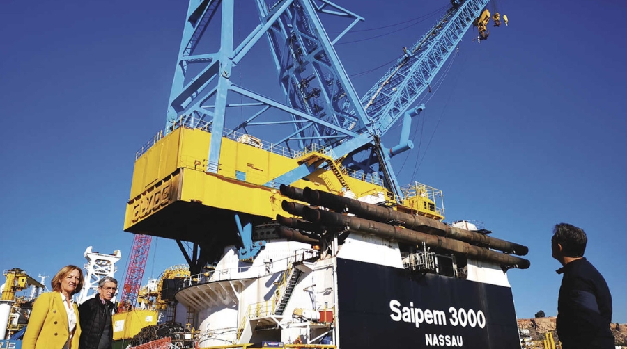 El buque-gr&uacute;a &ldquo;Saipem 3000&rdquo; levanta un pont&oacute;n de 2.400 toneladas en Almer&iacute;a