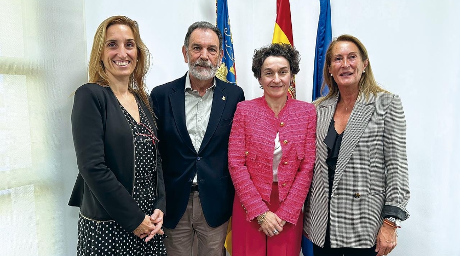 Silvia Soriano, directora del COACAV; Emilio Guardiola, presidente del COACAV; Mar Chao, presidenta de la APV; y Carmen Román, de la Junta de Gobierno del COACAV.