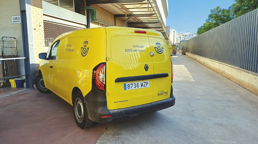 Correos electrifica su flota de furgonetas de reparto en Valencia